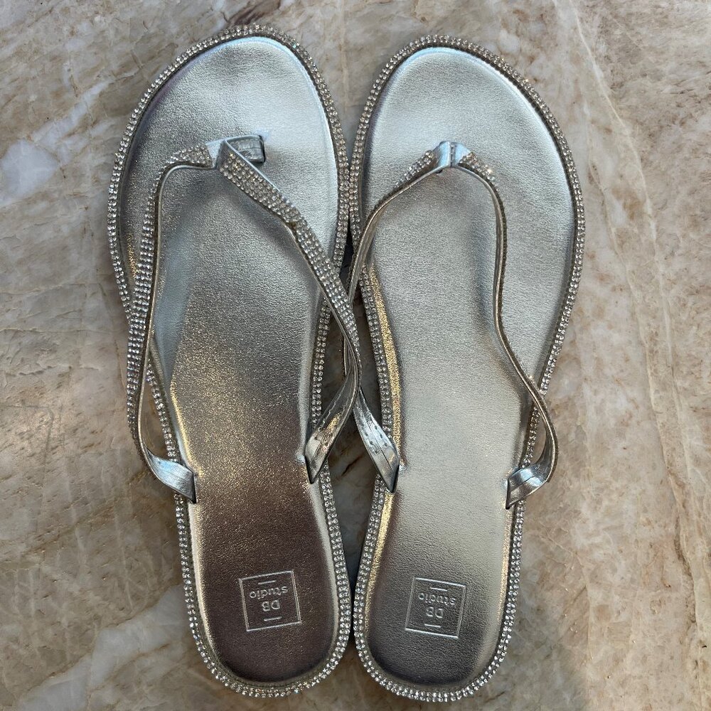 DB STUDIO SILVER RHINESTONE FLIP FLOP SANDALS SIZE 9